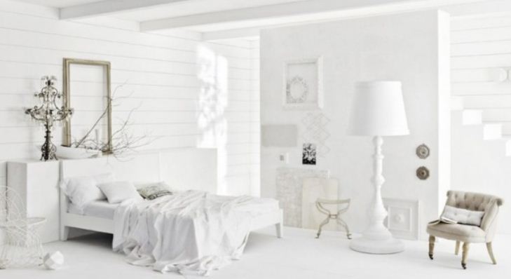 Белый цвет интерьера делает атмосферу в помещении холодной и чопорной 