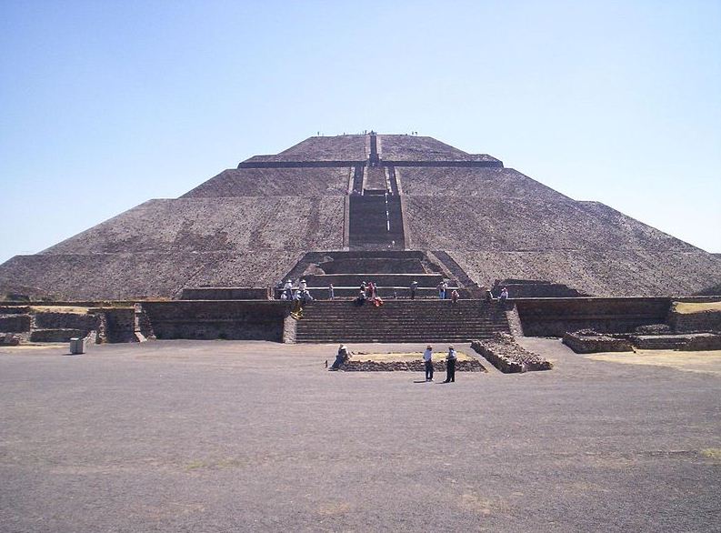 Пирамида Солнца в Теотиуакане, вид спереди