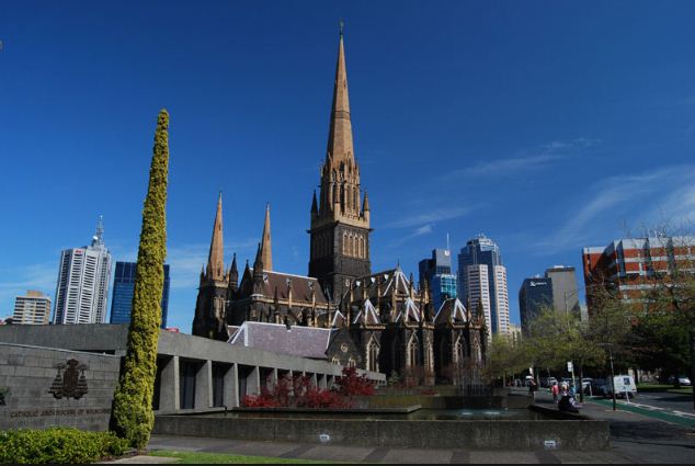 Башня со шпилем на соборе Святого Патрика в Мельбурне 