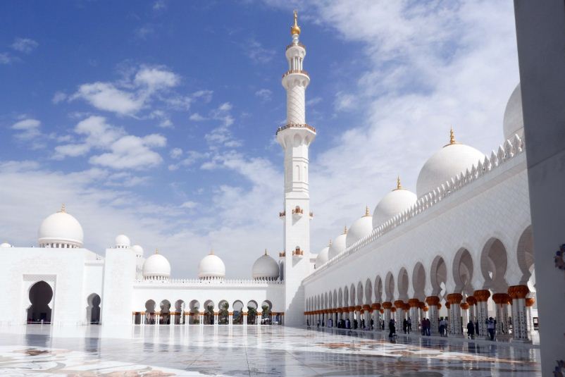 Прекрасный минарет мечети Абу - Даби Шейх заид 
