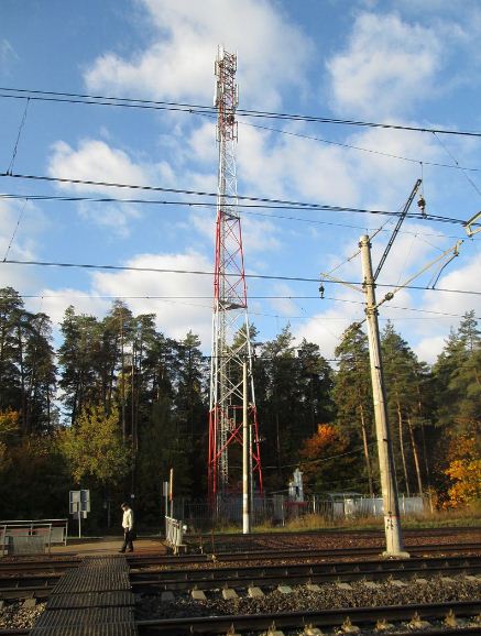 Антенно - мачтовое сооружение - башня ищ металлических ферм на железной дороге.