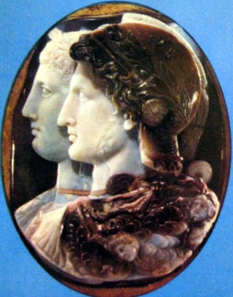 Камея Гонзага с изображением Птолемея II и Арсинои II. Изделие выполнено в III веке до нашей эры в Александрии Египетской