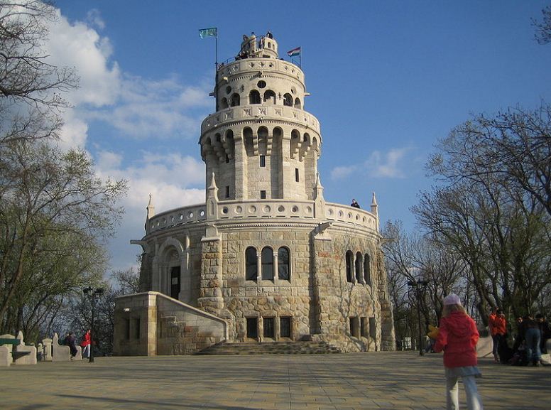 Смотровая башня королевы Елизаветы Баварской на вершине горы Яноша в Будапеште ( Венгрия).