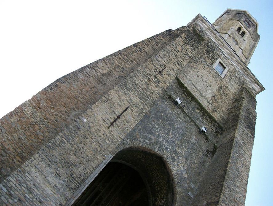 Сторожевая башня в Кале поражает мощью и монументальностью своих форм