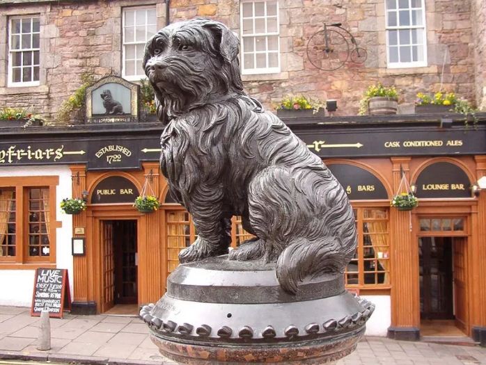 Памятник собаке Грейфраерс Бобби в Эдинбурге ( Шотландия) 