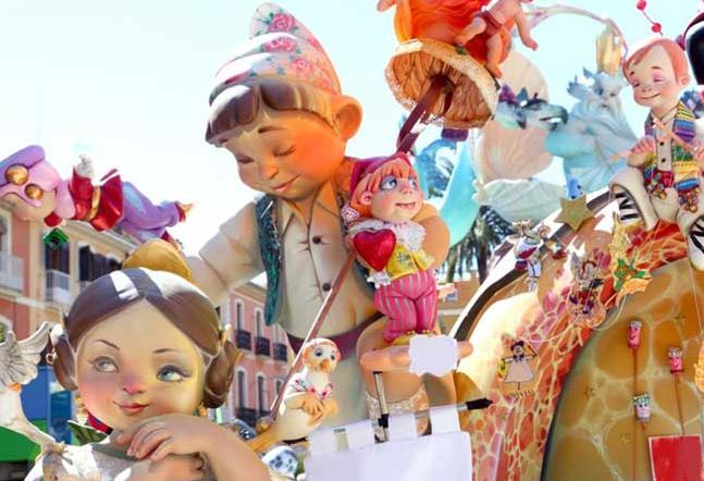 Гигантские куклы из папье - маше - неотъемлемая часть праздника огня " Лас - Фальяс" в Валенсии ( Испания) 