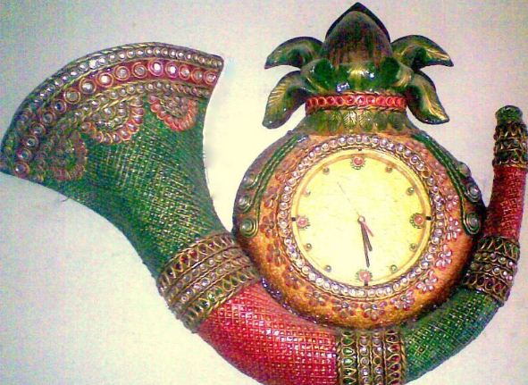 Часы, декорированные в технике папье - маше 