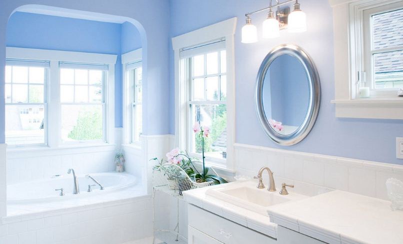 Интерьер ванной в нежном голубом цвете 