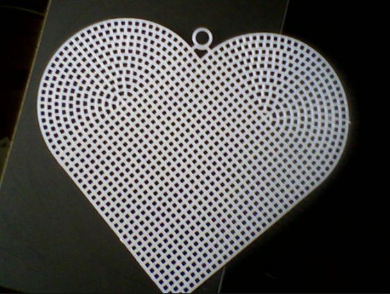 Пластиковая канва, сделанная в форме сердечка 