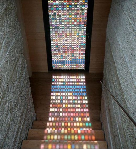 Двери декорированы витражом из разноцветного стекла 