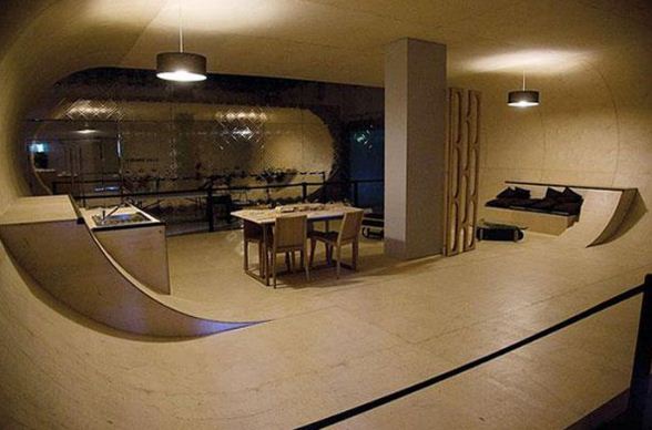 Гостиная со стенами закругленной формы, удобными для скейтборда 