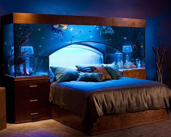 Аквариум в изголовье кровати сделает интерьер спальни невероятно красивым и загадочным 