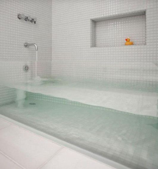 Прозрачная ванна станет украшением интерьера 