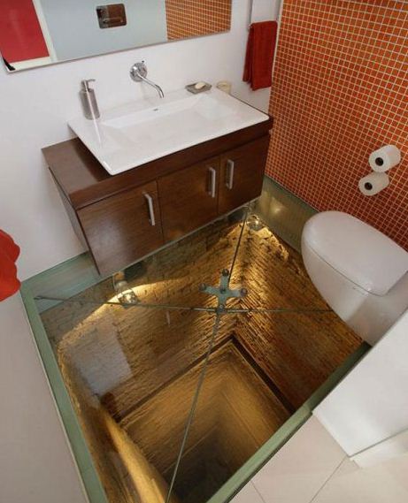 Ванна необычной формы в виде шахты лифта 
