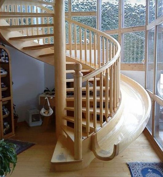 Обыкновенная лестница дополнена деревянной горкой для любителей покататься 