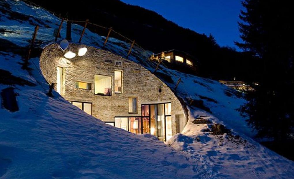 Жилой дом в толще горы 