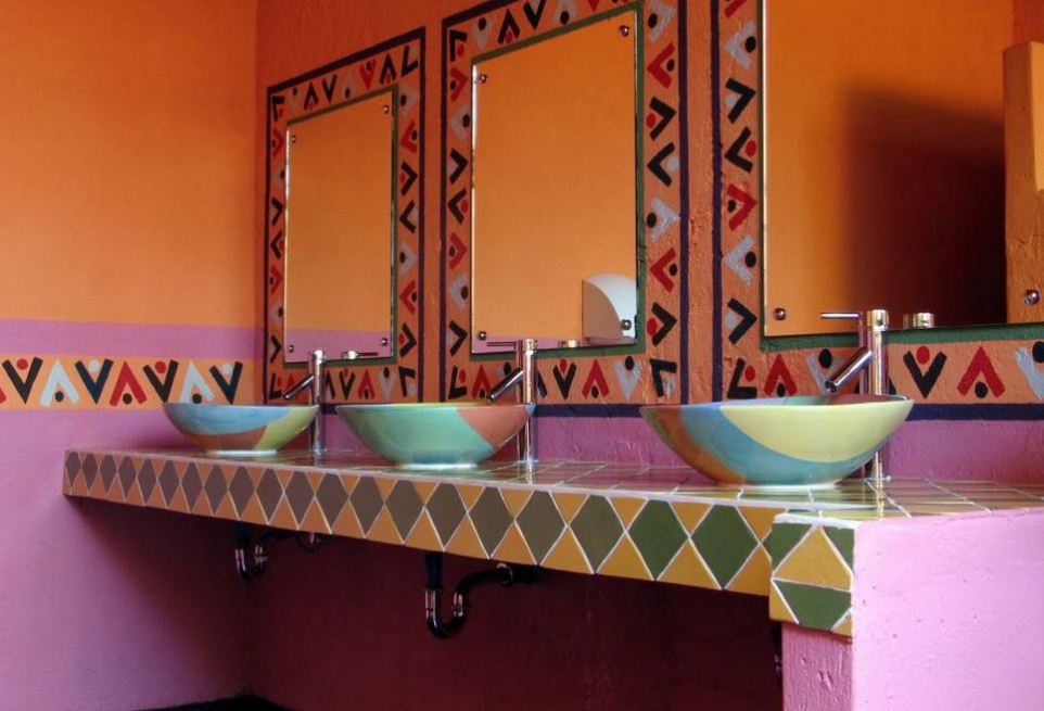 Оформление интерьера санузла в ярких оттенках сиреневого и оранжевого цветов с национальным мексиканским орнаментом 