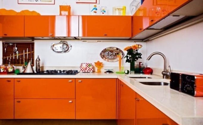 Кухонная мебель апельсинового цвета 