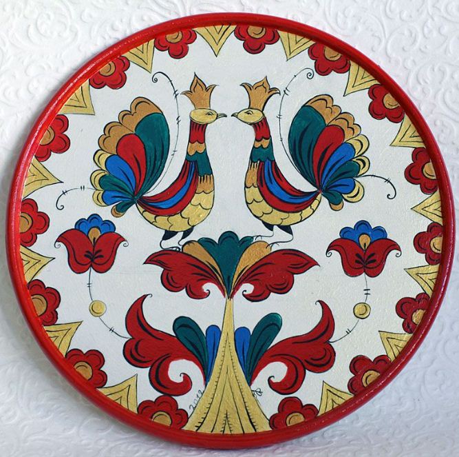 Деревянное блюдо украшенное пермогорской росписью 