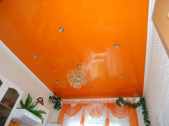 Натяжной потолок яркого апельсинового оттенка.