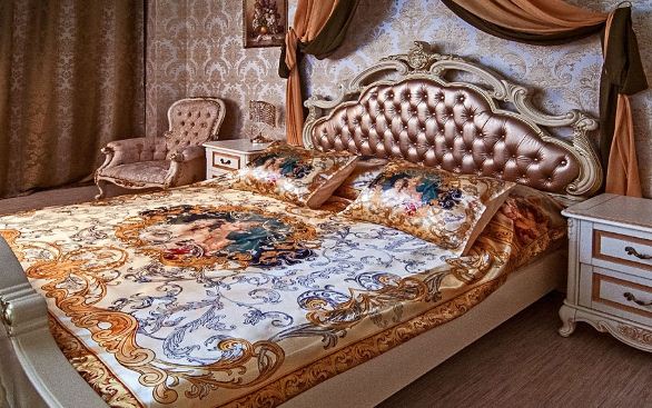 Комплект роскошного постельного белья " Аморе" в интерьере спальни 