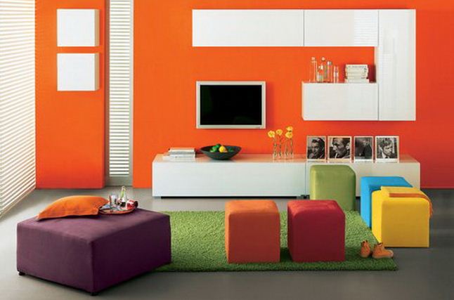 Стены апельсинового цвета - яркое решение в дизайне интерьера гостиной 