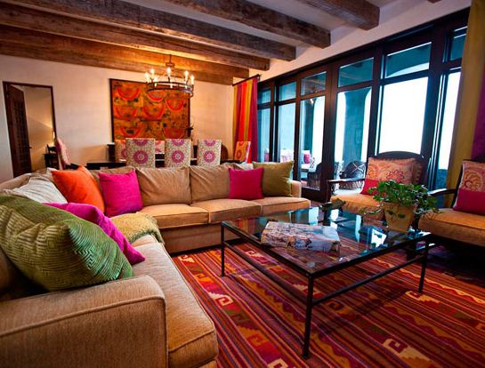 Яркие диванные подушки - неотъемлемый элемент мексиканского стиля в интерьере 