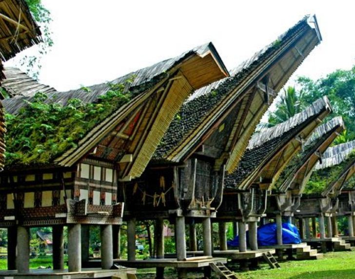 Уникальные дома - лодки в Индонезии 