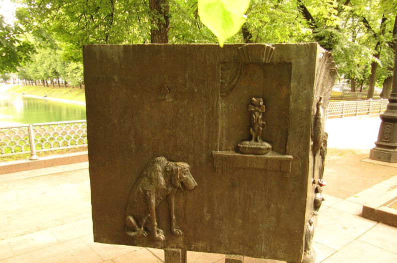 Памятник собакам из басен Крылова 