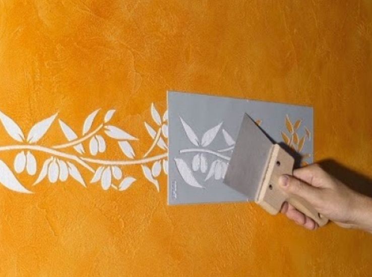 Рельефный рисунок на стене выполнен с помощью объемного трафарета