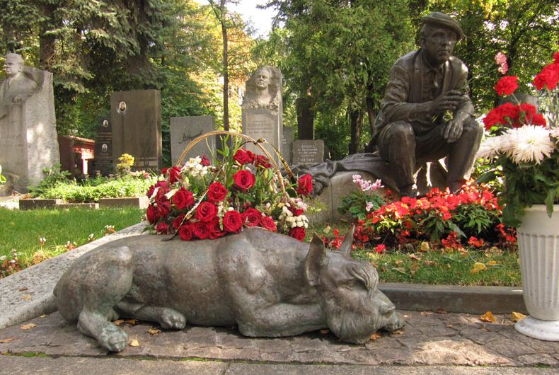 Памятник Юрию Никулину с ризеншнауцером Федором