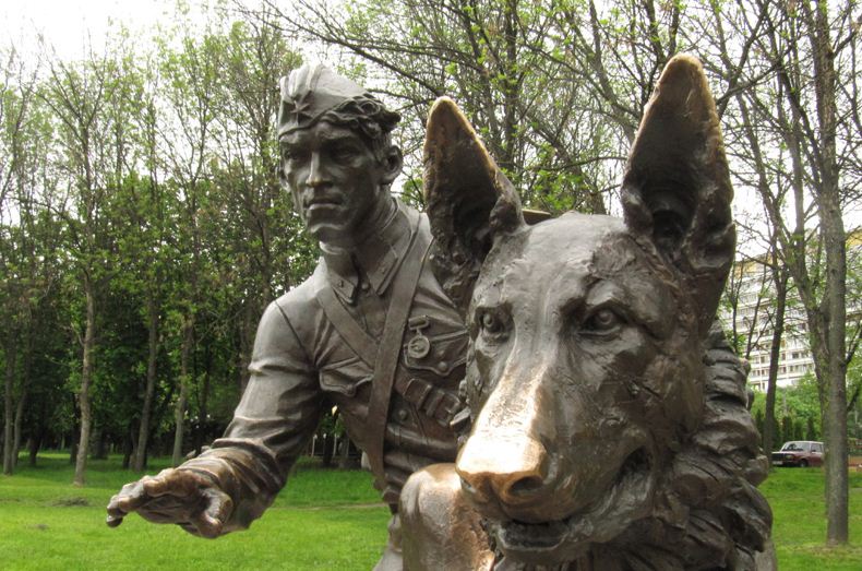 Памятник " Военный инструктор с собакой" 
