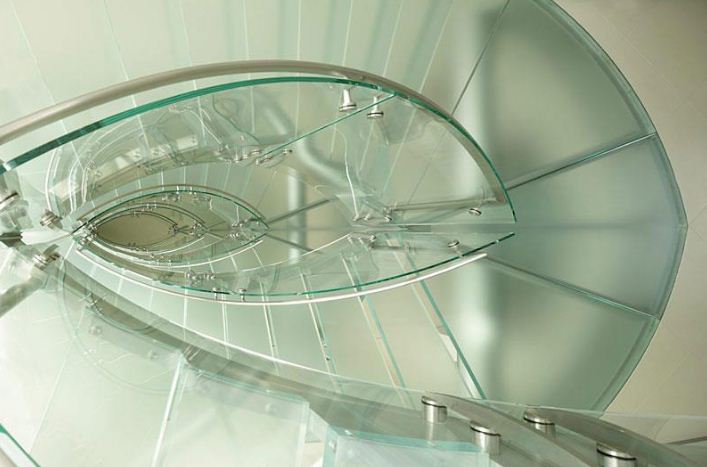 Уникальный дизайн стеклянной лестницы