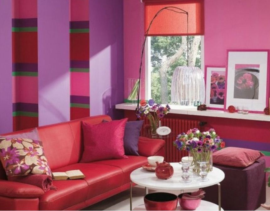 Фиолетовые тона в комбинации с малиновым цветом помогают создать модный современный интерьер