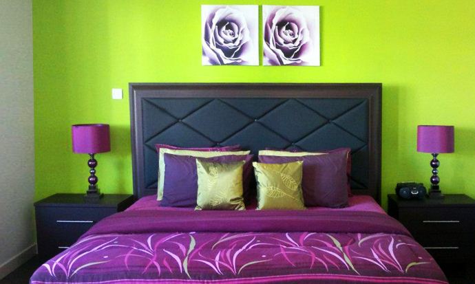 Яркие цвета в интерьере спальни 