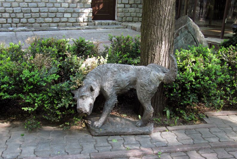 Памятник писающей собаке 