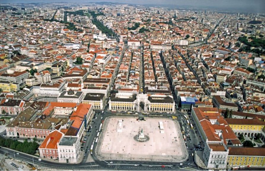Город Лиссабон в плане напоминает правильную сетку 