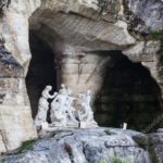 Грот что это в архитектуре. %D0%B01 144. Грот что это в архитектуре фото. Грот что это в архитектуре-%D0%B01 144. картинка Грот что это в архитектуре. картинка %D0%B01 144. Грот ( французское слово » grotte», итальянское — » grotta» от латинского » grypta», образованного от греческого слова » kryptos» — что в дословном переводе означает » тайный, скрытый») — это пещера или тайный ход. В древности искусственные и естественные пещеры использовались для захоронения. В Вифлееме почитается » пещера Рождества«.