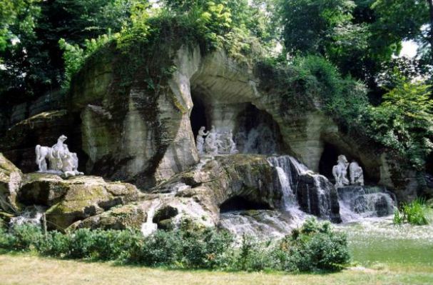 Грот что это в архитектуре. %D0%B01 145. Грот что это в архитектуре фото. Грот что это в архитектуре-%D0%B01 145. картинка Грот что это в архитектуре. картинка %D0%B01 145. Грот ( французское слово » grotte», итальянское — » grotta» от латинского » grypta», образованного от греческого слова » kryptos» — что в дословном переводе означает » тайный, скрытый») — это пещера или тайный ход. В древности искусственные и естественные пещеры использовались для захоронения. В Вифлееме почитается » пещера Рождества«.