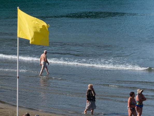 Желтый флаг на пляже показывает, что купаться разрешено 