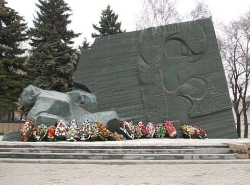 Мемориальный комплекс на братской могиле в Воронеже 