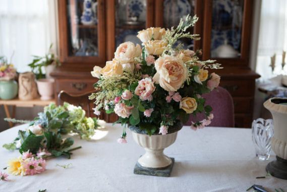 Искусственные цветы в вазе прекрасно смотрятся на обеденном столе 