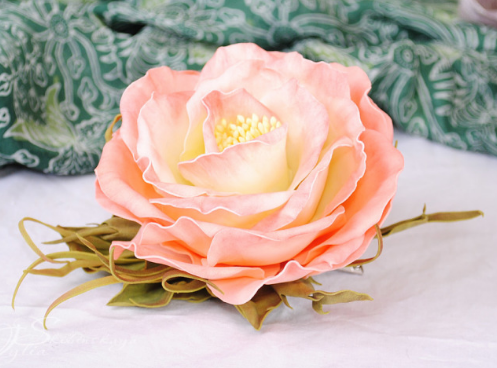 Роза из фоамирана выглядит чрезвычайно реалистично
