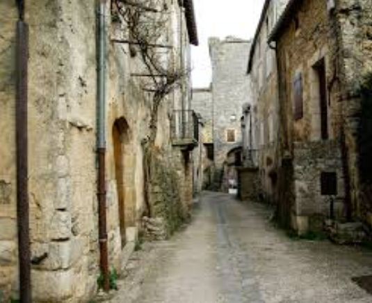 Узкие грязные улочки, облитые нечистотами - вот типичная картина средневековых европейских городов