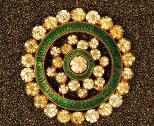 Медная пуговица, инкрустированная бриллиантами и украшенная эмалью. (1820 - 1835 годы)