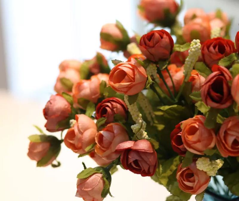 Искусственные розы станут замечательным декоративным элементом в дизайне гостиной 