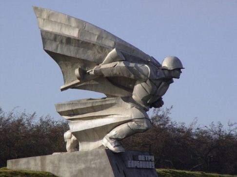 Памятник Герою Советского Союза Петру Барбашову во Владикавказе 