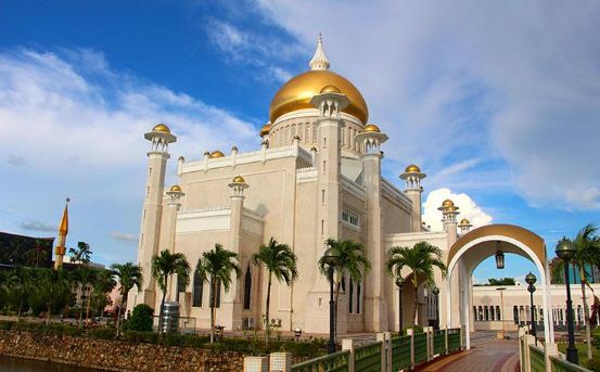 Величественные минареты мечети могут служить ориентиром