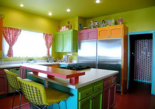 Яркие цвета в интерьере кухни 