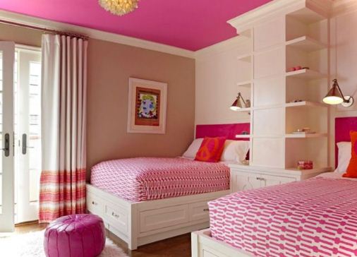 Яркий розовый потолок и стены пастельного оттенка